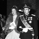 Mange gjester kom til bryllupet, fra inn- og utland. Her forlater daværende Prinsesse Margrethe av Danmark kirken sammen med Kronprins Harald. Foto: NTB scanpix